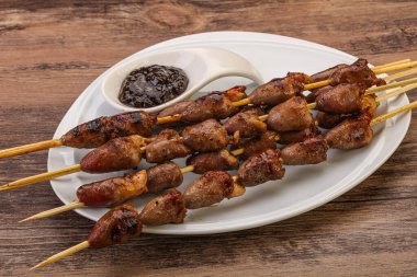 Asya mutfağı. Biber soslu tavuk kalbi şiş.