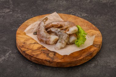 Çiğ kaplan karides yığını yemek için.