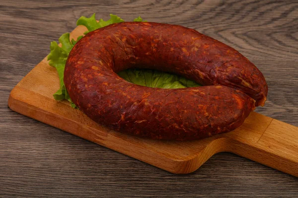 Krakowska Wurst Über Dem Brett Mit Kräutern Und Gewürzen — Stockfoto