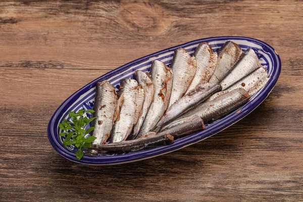 Anchovies Hal Snack Tálban Tálalva Bazsalikom Levelek — Stock Fotó