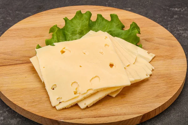 Nakrájený Žlutý Sýr Listy Salátu — Stock fotografie