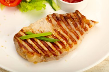 Soslu ve sebzeli ızgara domuz pirzolası.