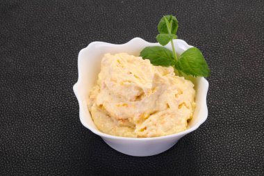 Nane yaprağı servis edilmiş kayısı ile kaymak.