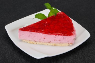 Yumuşak ahududu cheesecake plaka nane servis
