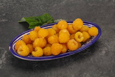 Tatlı, olgun, yapraklı sarı ahududu.