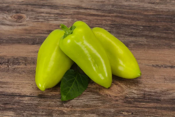 Rijpe Groene Paprika Houten Achtergrond — Stockfoto