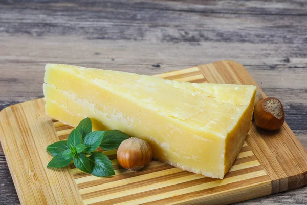 Parmigiano Servito Con Foglie Basilico Noci — Foto Stock