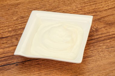 Süt ekşi krema kasede