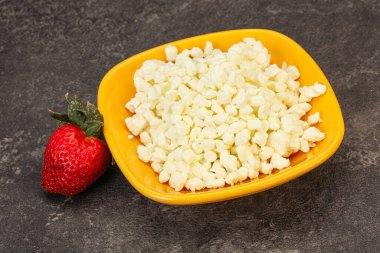 Beslenme yiyeceği - kasede tahıl süzme peynir