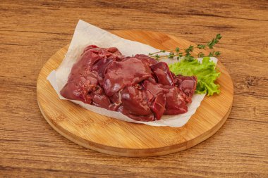 Çiğ tavuk ciğeri pişmeye hazır.