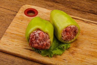 Çiğ dolma yeşil dolma biber ve et.