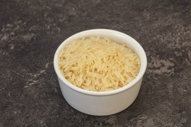 Tabakta çiğ Hint basmati pilavı