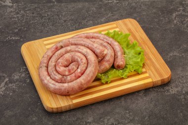 Izgara için çiğ domuz sosisi halkası.