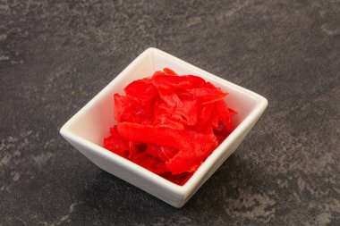 Asya mutfağı terbiye edilmiş zencefil kökü kasede.