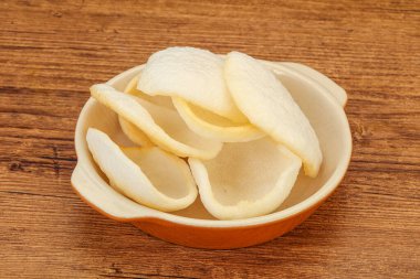 Asya usülü - kâsede ev yapımı karides cipsi