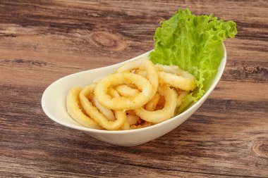 Kavrulmuş kalamar halkaları ve kasede salata.