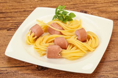 Çocuklar sosisli ve fesleğenli makarna.