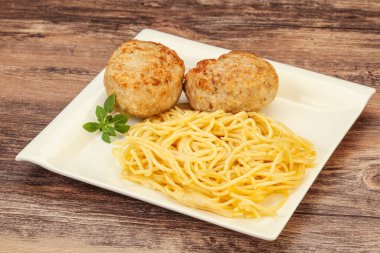 Peynirli spagetti ve ev yapımı tavuk pirzolası.