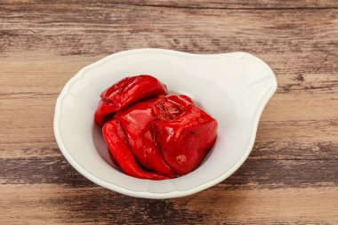 Yağda ızgara kırmızı biber.