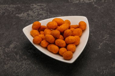 Baharatlı bbq fıstık yığını kasede