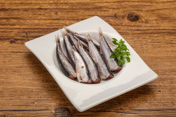 Anchoas Merienda Pescado Tazón Servido Hojas Albahaca —  Fotos de Stock