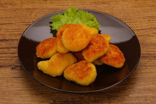 Gebratene Leckere Chicken Nuggets Serviert Salatblätter — Stockfoto