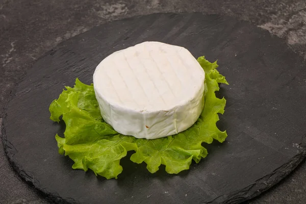 Delicioso Tradicional Brie Rodada Queijo Macio — Fotografia de Stock