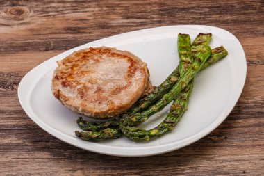 Ton balıklı ızgara biftek ve yeşil kuşkonmaz.