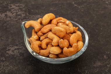 Kavrulmuş kaju yığını kasede