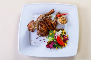 Tavuk budu ve salata karışımı.