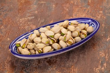 Fıstık ezmesi kabın içinde.