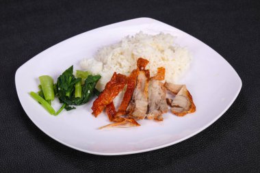 Kavrulmuş ördek göğsü ve otlar ile Pirinç