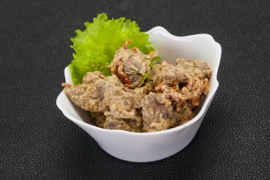 Kremalı ve kuru domatesli tavuk ciğeri kekik servis edildi.