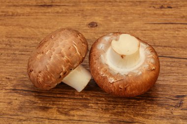 Arka planda Lezzetli Çiğ Kahverengi Şampiyonlar