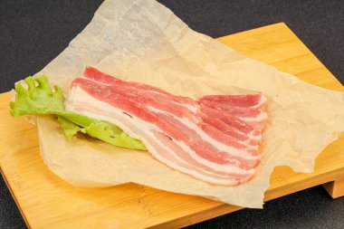 Fırında pişmemiş domuz pastırması.