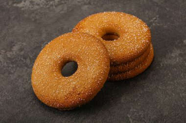 Tatlı ve çıtır çıtır zencefilli kurabiye yığını