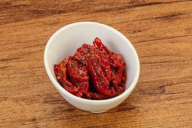 Zeytinyağı ve bitkilerle kurutulmuş domates.