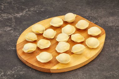 Pişirmek için çiğ etli börek.