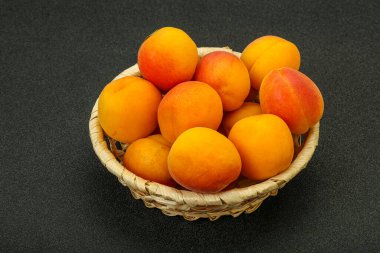 Taze, tatlı, birkaç kayısı meyvesi.