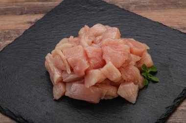 Pişirmek için çiğ tavuk göğsü.