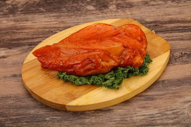 Baharatlı ve otlu füme tavuk göğsü.