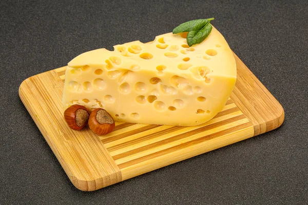 Maasdam Peyniri Delikli Mandıra Sarı Üçgeni — Stok fotoğraf