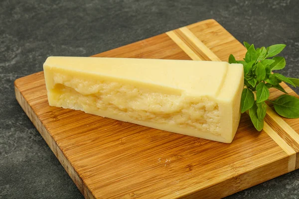 Жесткий Сыр Пармезаном Подают Листья Базилика — стоковое фото