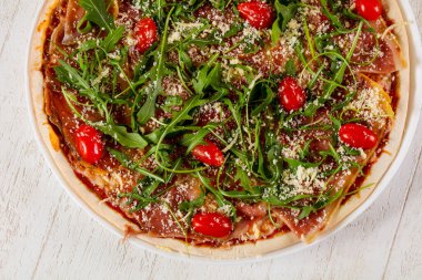 Hamon ve roka ile pizza.