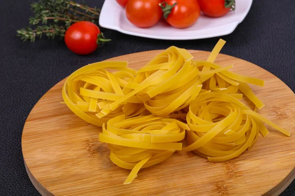 Fetuccini Pasta Cruda Con Tomates Tomillo —  Fotos de Stock