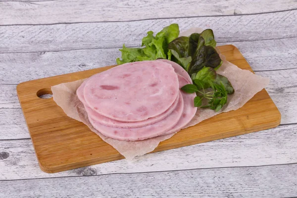 Snijd Smakelijk Ham Voorgerecht Geserveerd Salade Bladeren — Stockfoto