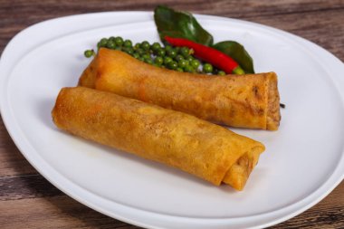 Karides ve lahanalı kızarmış börek.