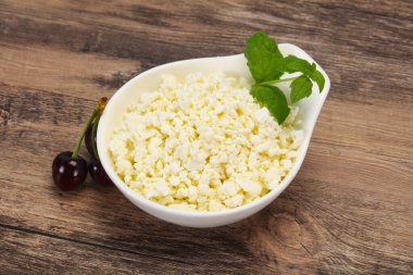 Taze kaymak tabaktaki taze kaymak. Naneli ve vişneli.