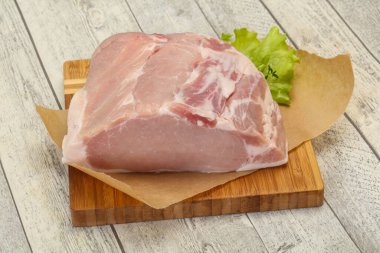 Çiğ domuz eti pişirmeye hazır.