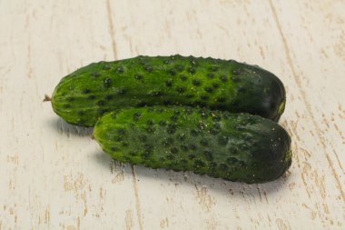 Taze taze iki salatalık vejetaryen için hazır.